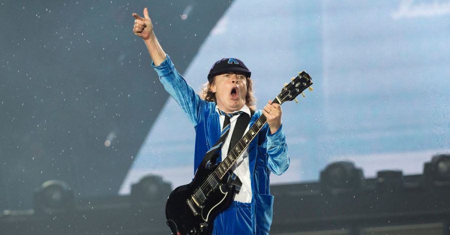 Der australische Gitarrist Angus Young von der Hardrock-Band AC/DC während eines Auftritts in Bern 2016.