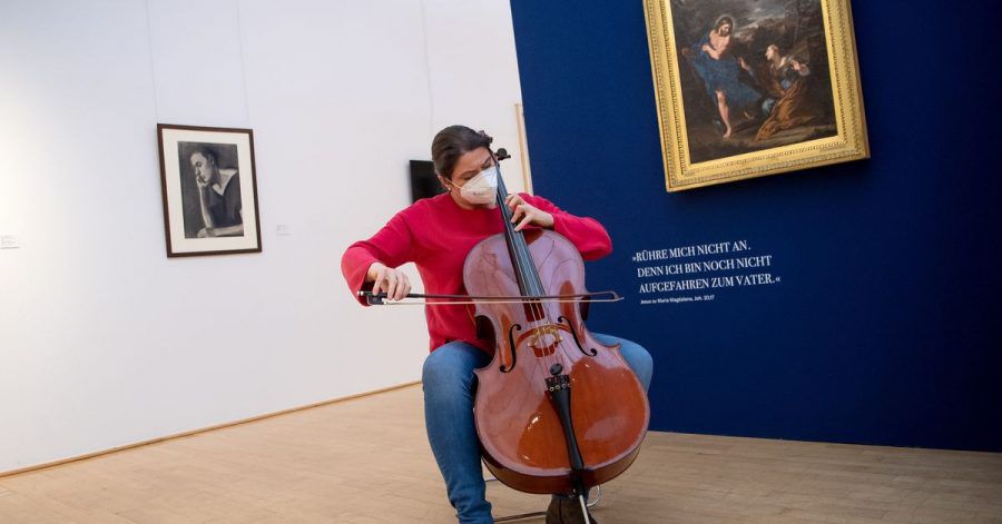 Hanna Weber, Musikerin bei den Bremer Philharmonikern, spielt Cello im Paula Modersohn-Becker Museum.