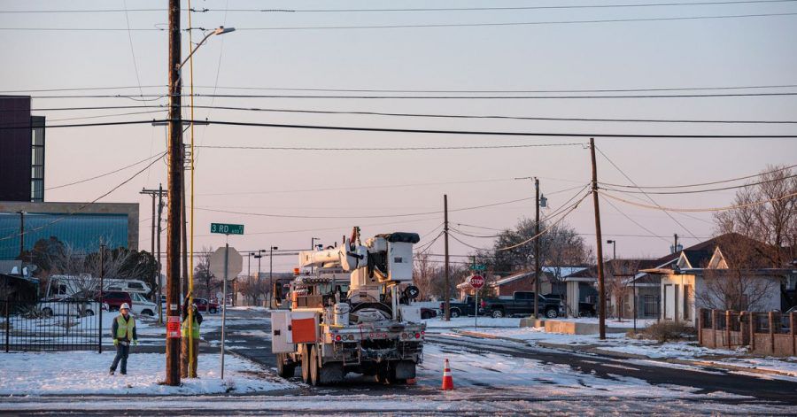 Elektriker arbeiten in Odessa an der Wiederherstellung der Stromversorgung nach einem Wintersturm.