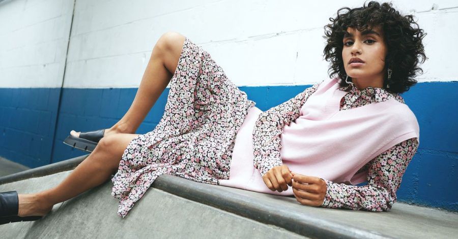 Die Firma Catwalk Junkie lässt einen Pullunder über einem feinen Blumenkleid tragen (Kleid ca. 130 Euro, Pullunder ca. 70 Euro).
