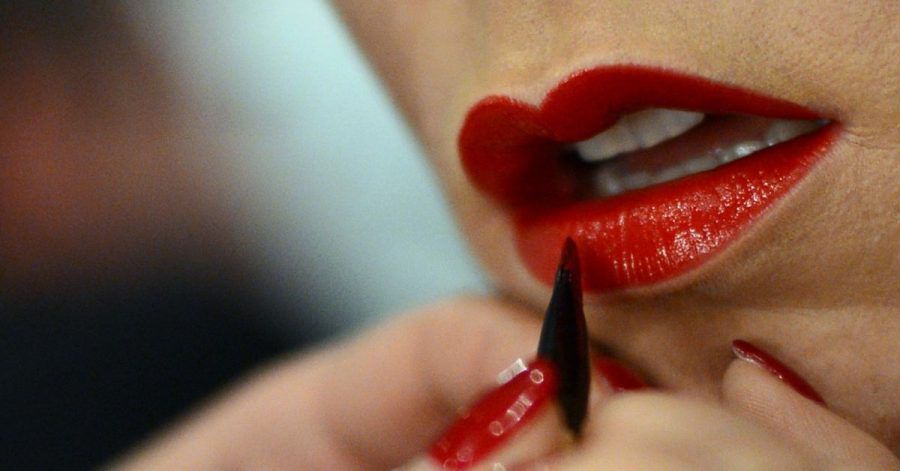 Strahlend roter Lippenstift liegt - ausgerechnet in einer Zeit, in der wir Schutzmasken über dem Mund tragen - im Trend.