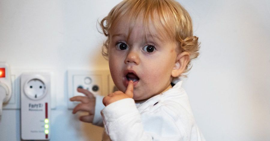 Ein Einjähriger auf Entdeckungstour: Steckdosen ziehen Kinder magisch an.