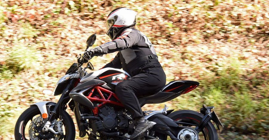 Das Wetter erlaubt mancherorts schon erste Motorradfahrten, die Biker aber bewusst defensiv angehen sollten.