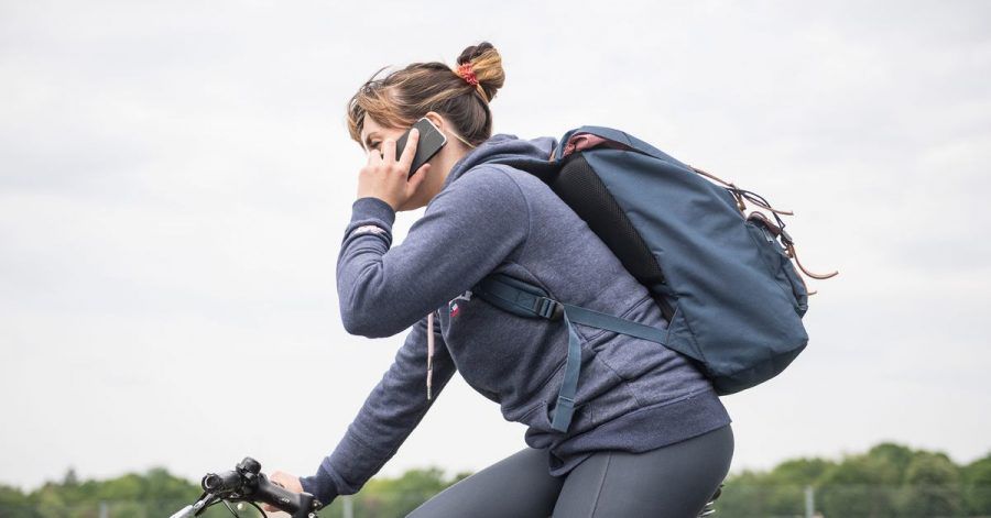 Nein, so lieber nicht: Fahrradfahren mit Handy am Ohr ist gefährlich, verboten und kann obendrein teuer werden.