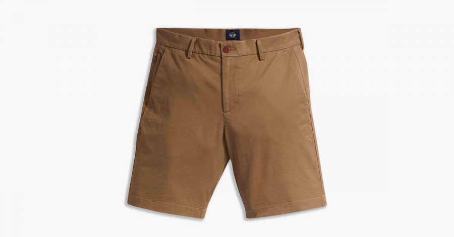 Kurze Chinohosen lassen sich in diesem Sommer sogar zum Sakko tragen. Dockers hat dieses Beispiel in den angesagten Erdtönen im Programm (ca. 50 Euro).