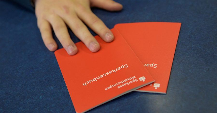 Das Sparbuch ist nach wie vor bei vielen beliebt. Dass es meist keine Zinsen abwirft, scheint Sparer nicht zu stören.