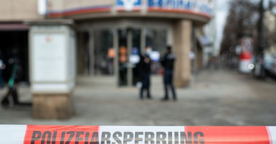 Auf dem Berliner Kurfürstendamm ist ein Geldtransporter überfallen worden. Mehrere Täter sind geflüchtet, zwei Wachleute sollen verletzt worden sein.