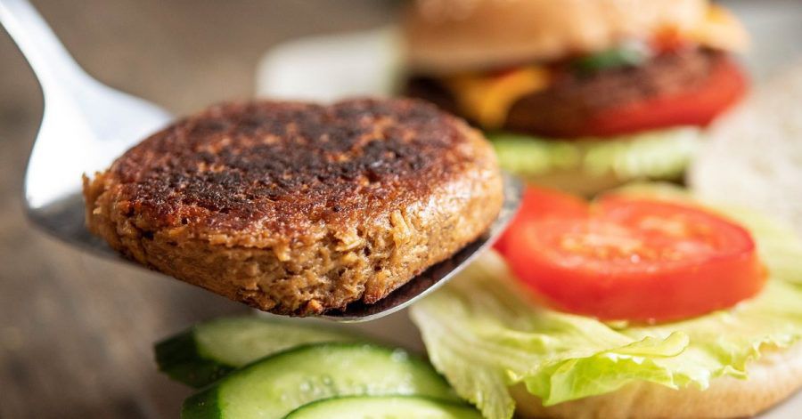Dem vegetarischen Bratling fehlt es manchmal an Zusammenhalt - daher sollte er beim Anbraten nicht zu früh gewendet werden.