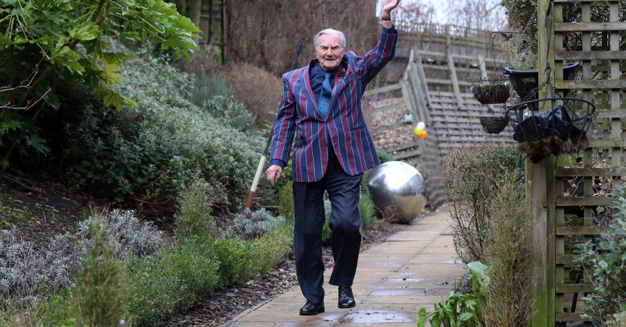 Der 103-jährige Tom Jones winkt, während er im Rahmen einer Spendenaktion Runden im Garten seines Pflegeheims in Bexleyheath dreht.