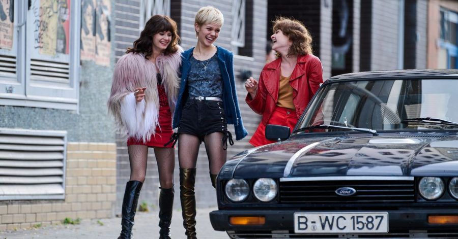 Die Schauspielerinnen Jana McKinnon (l-r), Lea Drinda (Babsi) und Lena Urzendowsky (Stella) in einer Szene der Serie «Wir Kinder vom Bahnhof Zoo».