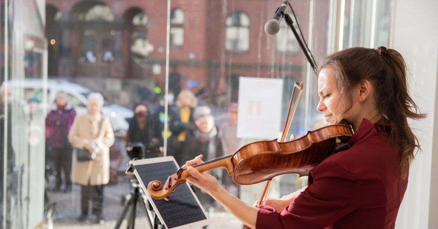 Johanna Staemmler, Violinistin und Initiatorin der «Window Concerts», bei einem Auftritt im Schaufenster einer Berliner Galerie