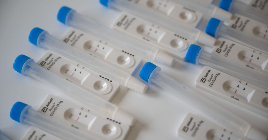 Schnelltests in einer Teststation im baden-württembergischen Sindelfingen.