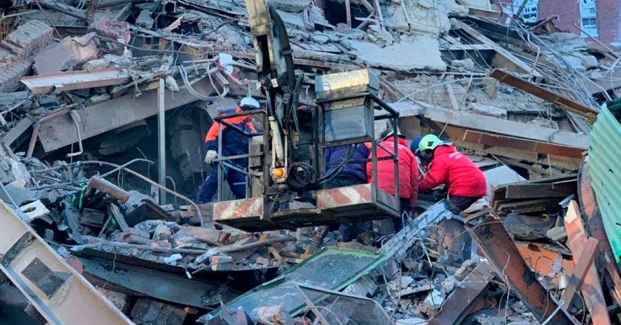 Das vom russischen Katastrophenschutzministerium veröffentlichte Foto zeigt Rettungskräfte an der eingestürzten Produktionshalle.