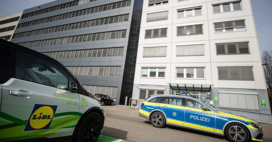 Ein Fahrzeug der Polizei vor der Lidl-Zentrale in Neckarsulm.
