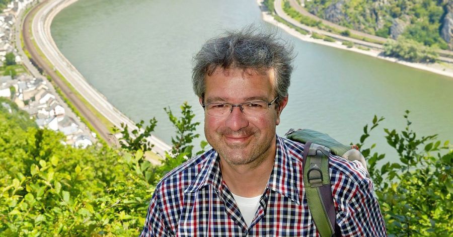 Manuel Andrack bei einer Wanderung am Rheintal.