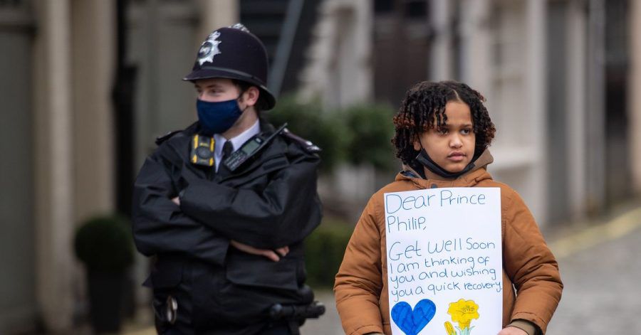 Der zehnjährige Twanna Helmy aus London wünscht Prinz Philip mit einem Plakat baldige Genesung.