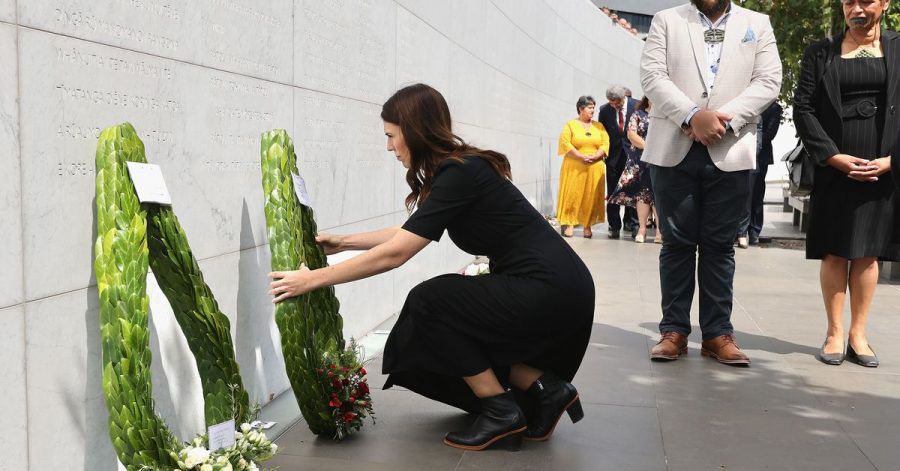 Premierministerin Jacinda Ardern legt am zehnten Jahrestag des Bebens einen Kranz nieder.