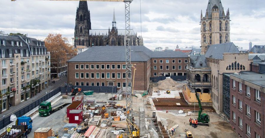 Blick auf die Baustelle «Archäologische Zone - Jüdisches Museum MiQua» - im Hintergrund der Kölner Dom und das Historische Rathaus.