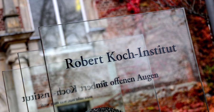 Der Schriftzug des Robert Koch-Instituts vor dem Hauptsitz der Behörde in Berlin.