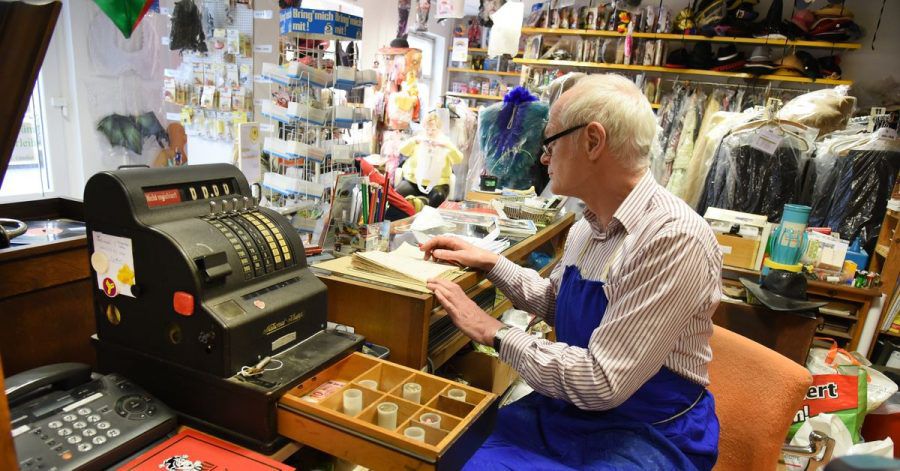 Elektromechanikermeister Holger Günther versucht unter anderem Spielzeug, große und kleinere Grammophone, Polyphone, Puppen und Haushaltsgeräte, auch aus der DDR-Zeit, wieder instand zu setzen.