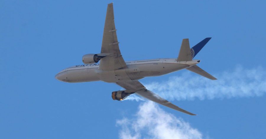 Aus einem Triebwerk des Passagierflugzeugs steigt Rauch auf. Kurz darauf stürzten einige Teile zu Boden.