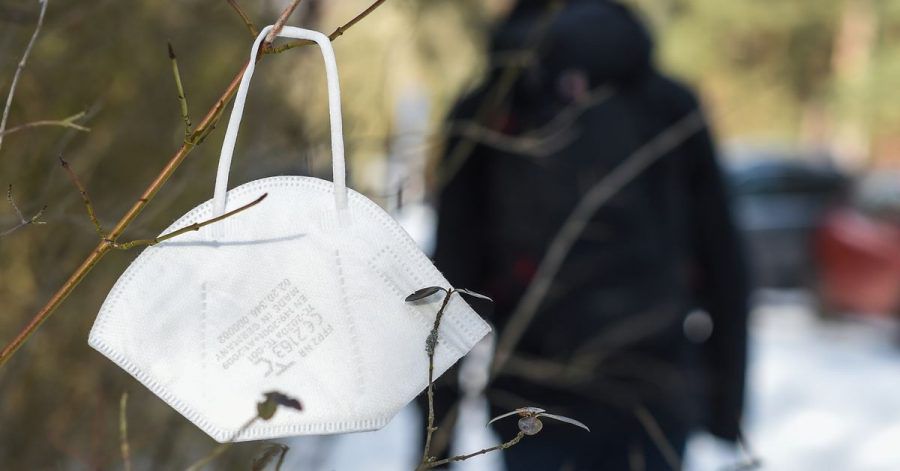 Eine kurze Begegnung mit Menschen an der frischen Luft ohne Maske halten Experten für ungefährlich.