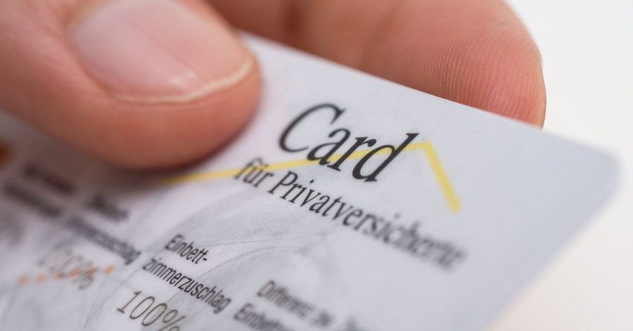Studierende sollten sich vorab gut überlegen, wie sie sich versichern wollen. Denn bis zum Ende der Ausbildung ist kein Wechsel mehr möglich.