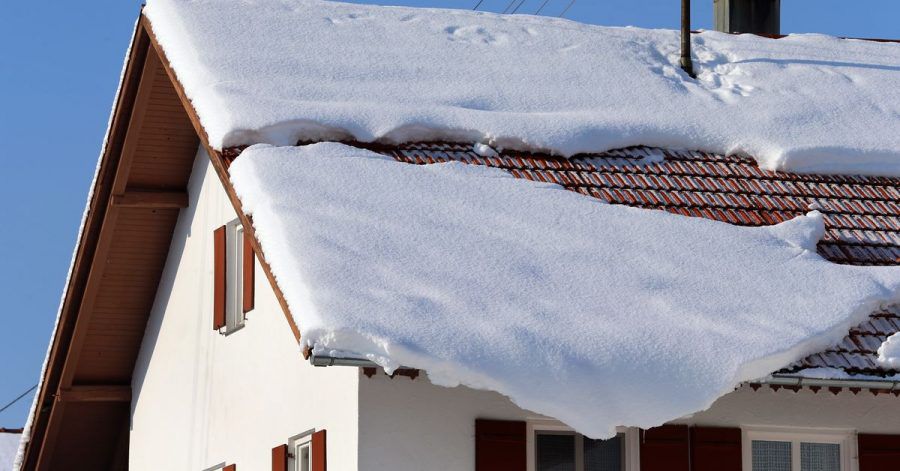Rutscht der Schnee vom Dach, können Passanten zu Schaden kommen. Hauseigentümer haften, wenn sie ihre Verkehrssicherungspflicht nicht beachten.