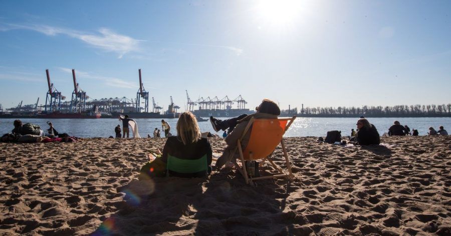 Wer jetzt das schöne Wetter im Freien genießt, sollte auch seine Haut schützen.