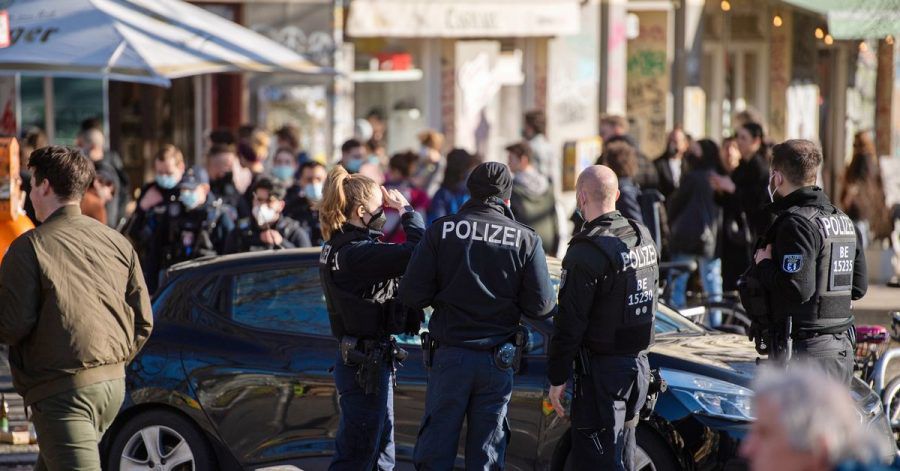 An der Admiralsbrücke am Landwehrkanal in Kreuzberg fordern Polizisten die Menschen auf, eine Maske zu tragen, oder zu gehen.