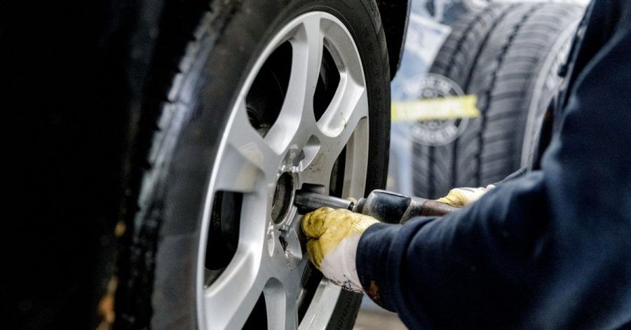 Fertig zum Anschrauben? Wer dafür neue Sommerreifen braucht, sollte vor dem Kauf auf das Abschneiden seines Wunschmodells in Tests achten.