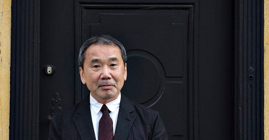 Haruki Murakami vor dem Haus des dänischen Schriftstellers H. Chr. Andersen 2016 in Odense.