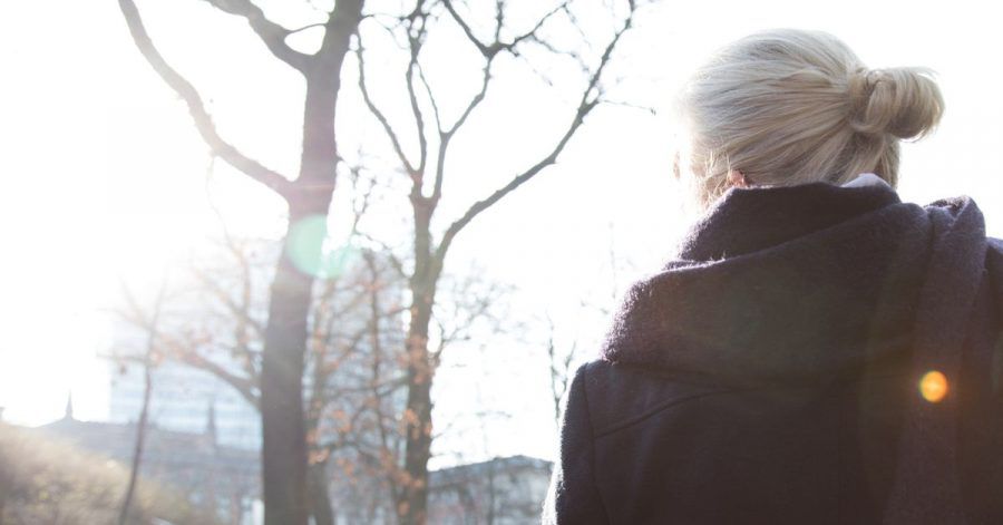 Spaziergänge an der frischen Luft verbinden Sonne und Bewegung und tun dem Körper deshalb besonders gut.