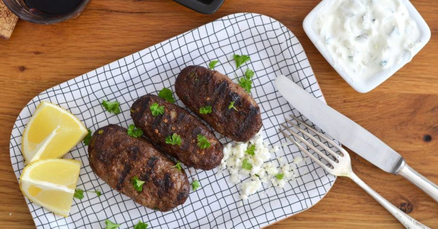 Wenn die Bifteki in der Grillpfanne angebraten werden, bekommen sie ein schön rauchiges Aroma - und der kulinarische Ausflug nach Griechenland kann beginnen.