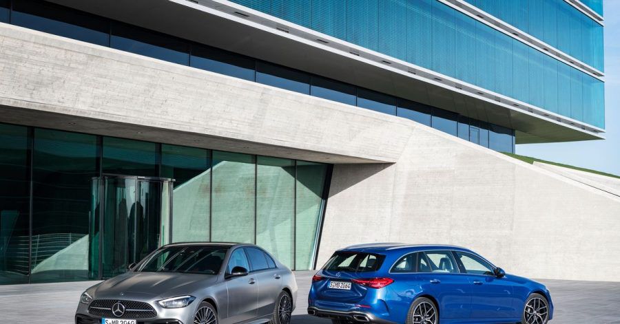Mercedes bringt die neue C-Klasse zeitgleich als viertürige Limousine (l) und als traditionell T-Modell genannten Kombi (r) auf den Markt.