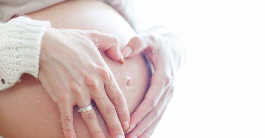 Laut einer Studie lässt sich kein Zusammenhang zwischen einer Corona-Infektion und dem Risiko einer Frühgeburt erkennen.