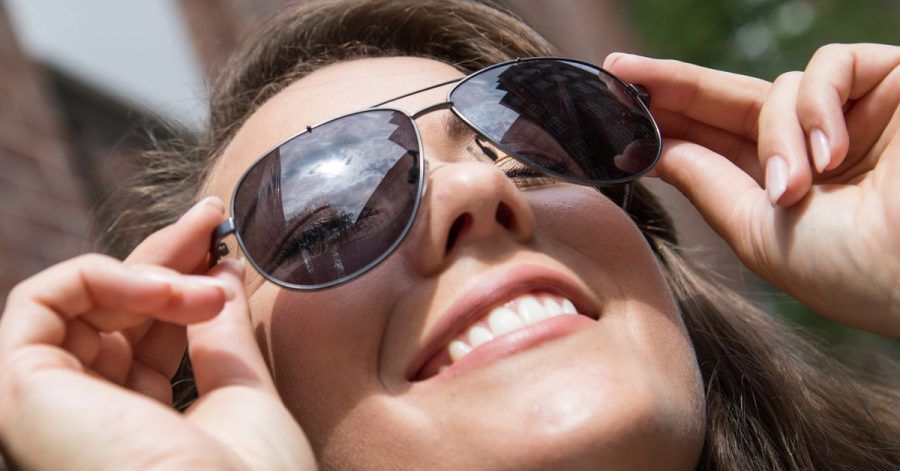 Damit man die Augen nicht zusammenkneifen muss: Für den deutschen Sommer empfehlen sich Sonnenbrillen mit Gläsern der Blendschutzkategorie 2.
