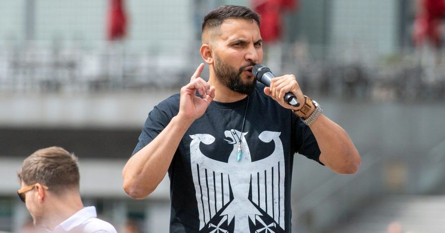 Der Kochbuchautor Attila Hildmann bezeichnet sich inzwischen selbst als «ultrarechts» und als einen Verschwörungsprediger.