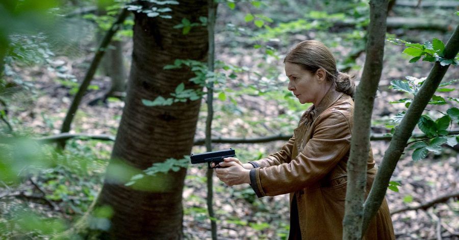 Anne Marie Fuchs (Lina Wendel) in einer Szene aus "Die Füchsin - Treibjagd".