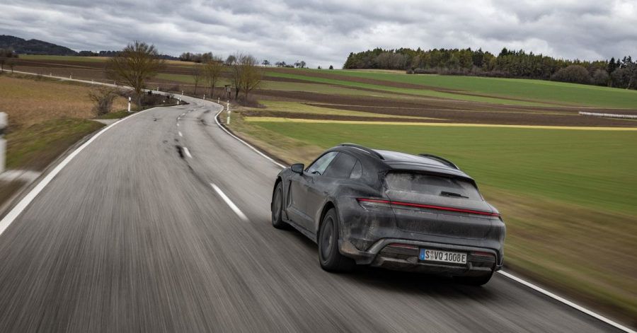 Schnell und schmutzig: Noch leicht getarnt, absolviert der elektrische Porsche Taycan Cross Turismo letzte Testfahrten.