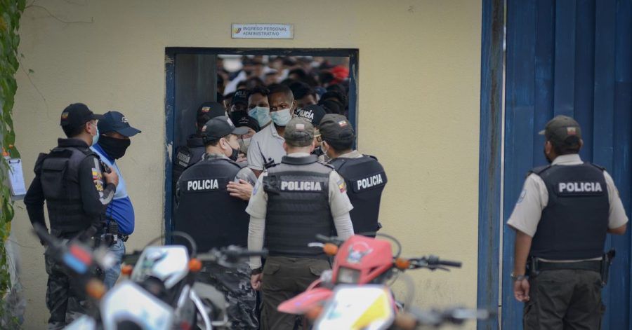 Polizisten sind nach einer Meuterei in einem Gefängnis in Guayaquil im Einsatz.