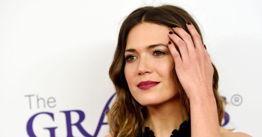 Von den Gefühlen überwältigt: Mandy Moore freut sich über den kleinen Gus.
