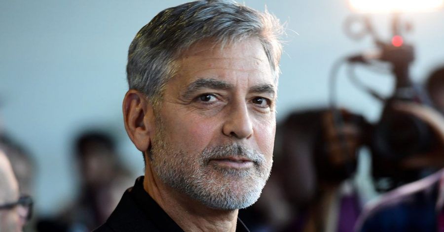 George Clooney hantiert in Corona-Zeiten mit einem Haarschneidegerät.