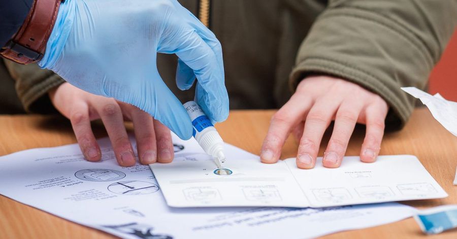 In Österreich werden Kinder und Jugendliche mit Schnelltests regelmäßig auf Corona getestet. Modellierungen zufolge kann eine Testung zwei Mal pro Woche die Anzahl der Ausbrüche um ungefähr 50 Prozent reduzieren.