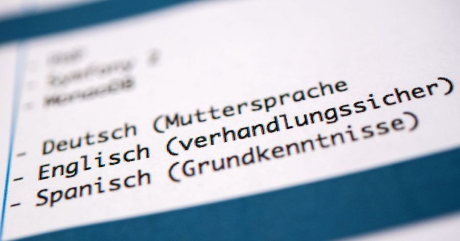 Englisch zu sprechen, kann für eine Bewerbung wichtig sein. Sprachkenntnisse werden in Stellenausschreibungen oft gefordert.