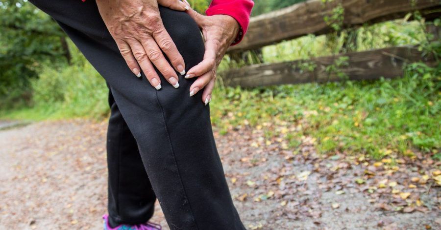 Regelmäßige Bewegung kräftigt die Muskeln rund ums Knie und beugt Arthrose vor.