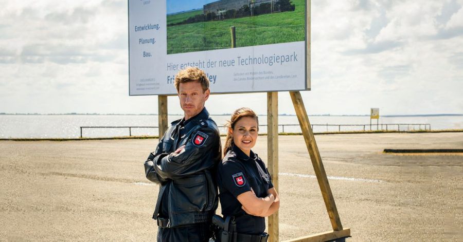 Süher Özlügül (Sophie Dal) und Henk Cassens (Maxim Mehmet) in einer Szene aus "Friesland - Haifischbecken".