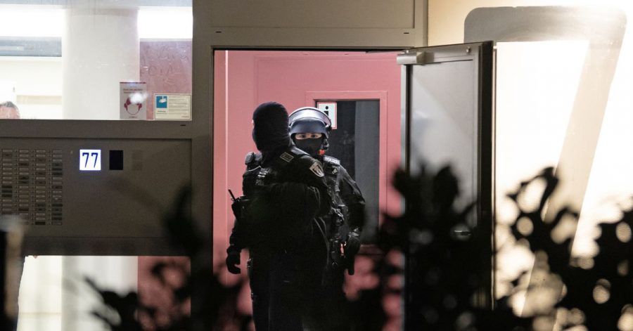 Polizeibeamte während einer Razzia im Märkischen Viertel in Berlin.