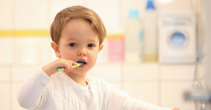 Ab dem ersten durchgebrochenen Milchzahn sollte Kinderzahnpasta zum Einsatz kommen.