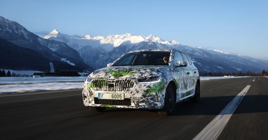 Fabia versteckt sich: Zumindest bis zur Weltpremiere will Skoda das Design des neuen Kleinwagens noch nicht komplett preisgeben.